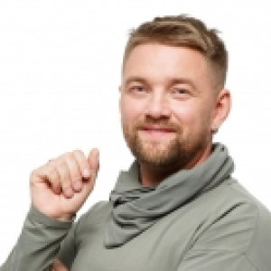 Олег Емельянов